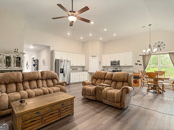 4th image of 212 Live Oak Ln