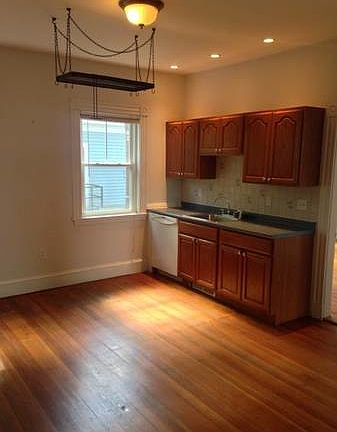5th image of 170 Belmont St
