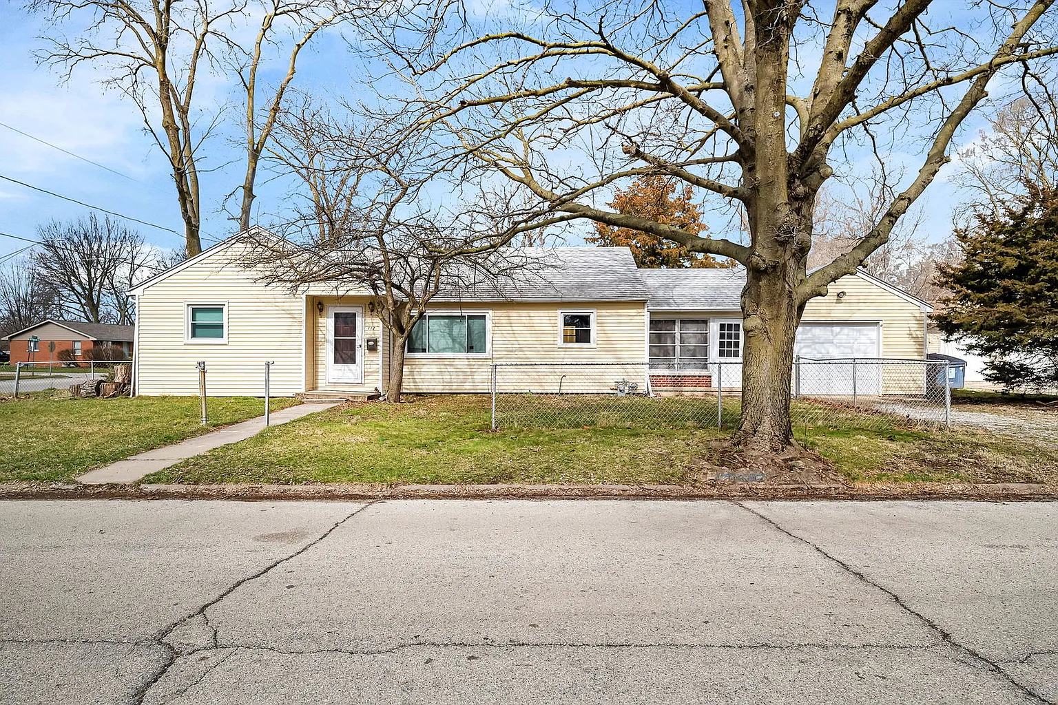 112 Laurel St photo 1
