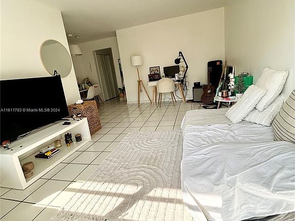 4th image of 901 10th St APT 6