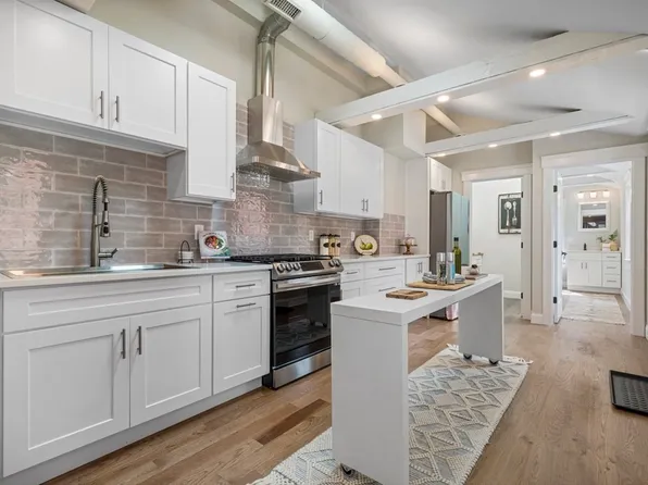 31 Paige St #31, Lowell, MA 01852