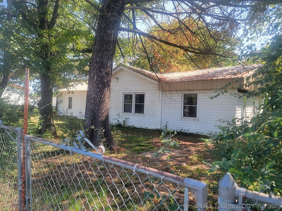 309 E Main St, Stigler, OK 74462 | Zillow