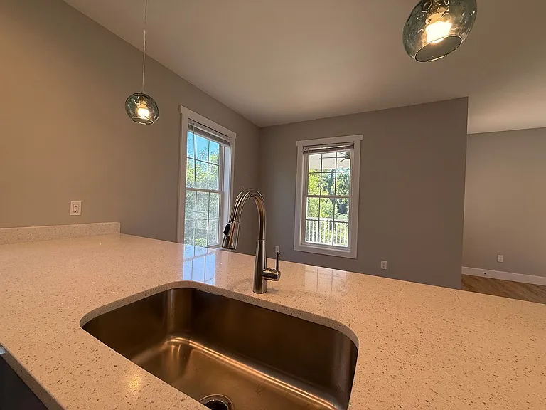 906 Nassau St — Photo 10