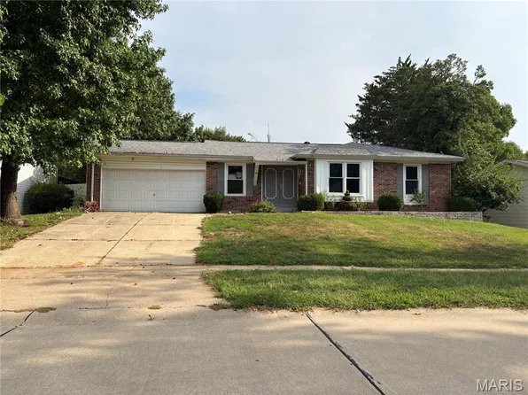 371 Palermo Dr, Ballwin, MO 63021