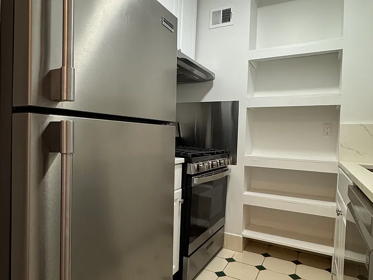 311 E 38th St #9C — Photo 16