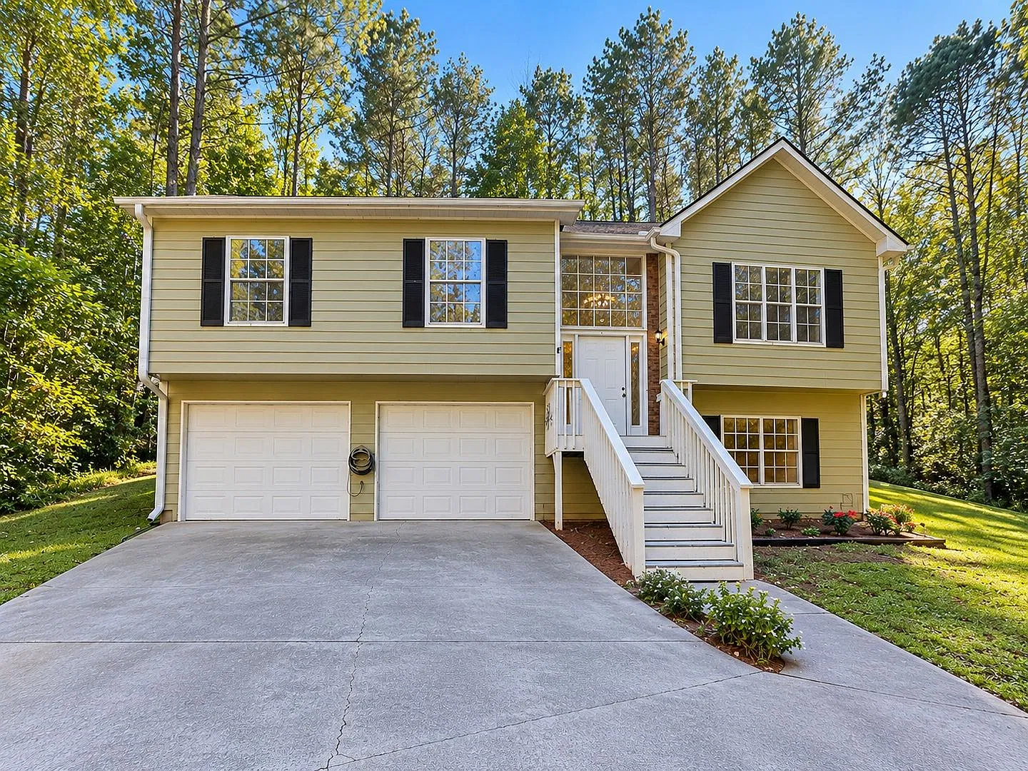 Beautifully Updated Acworth Retreat on Private Wooded Cul-de-Sac Lot — Photo 1
