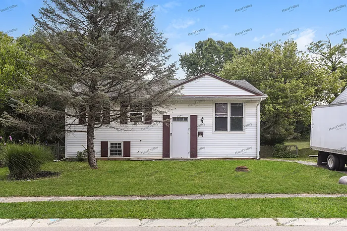 3 bed, 1.0 bath, 999 sqft, $1,695 — Photo 2