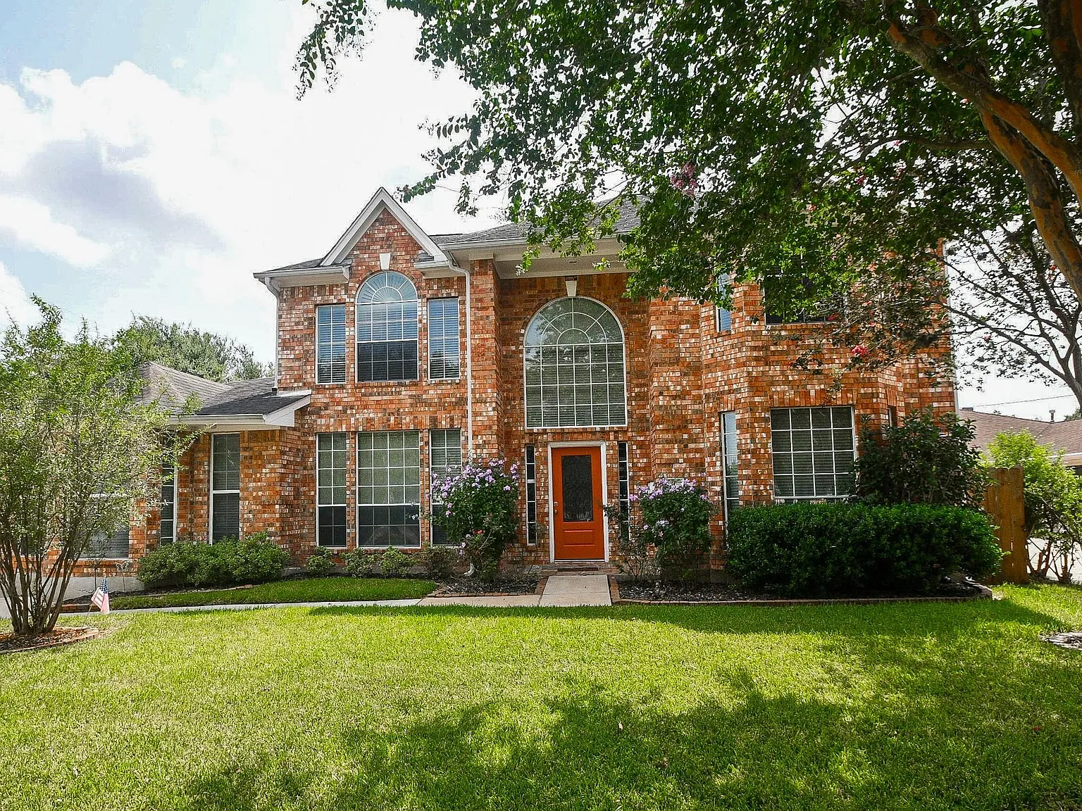 4 bed, 2.5 bath, 3404 sqft, $4,400 — Photo 2