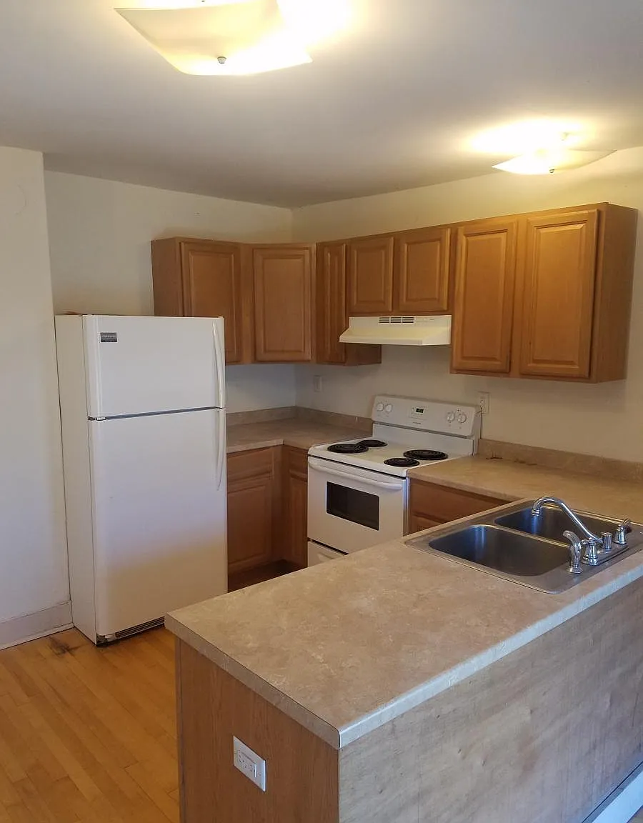 4 bed, 1440 sqft, $4,300 — Photo 1