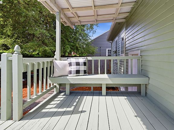 4th image of 2611 SE 51st Ave #A & B