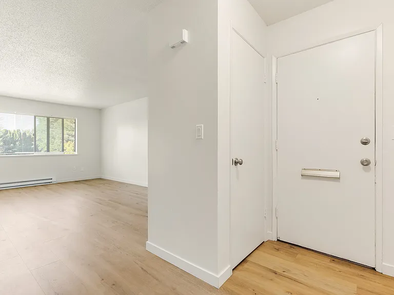 West Royal Apartments — Photo 10
