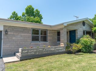 1902 Woodfield Rd, Hurstbourne Acres, KY 40220