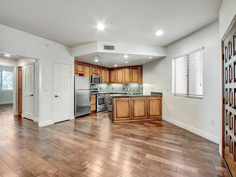 4410 Sepulveda Apartments — Photo 31