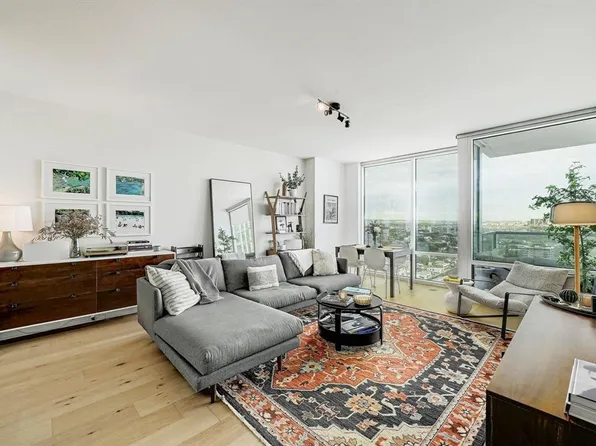 300 Bowie St APT 2706, Austin, TX 78703