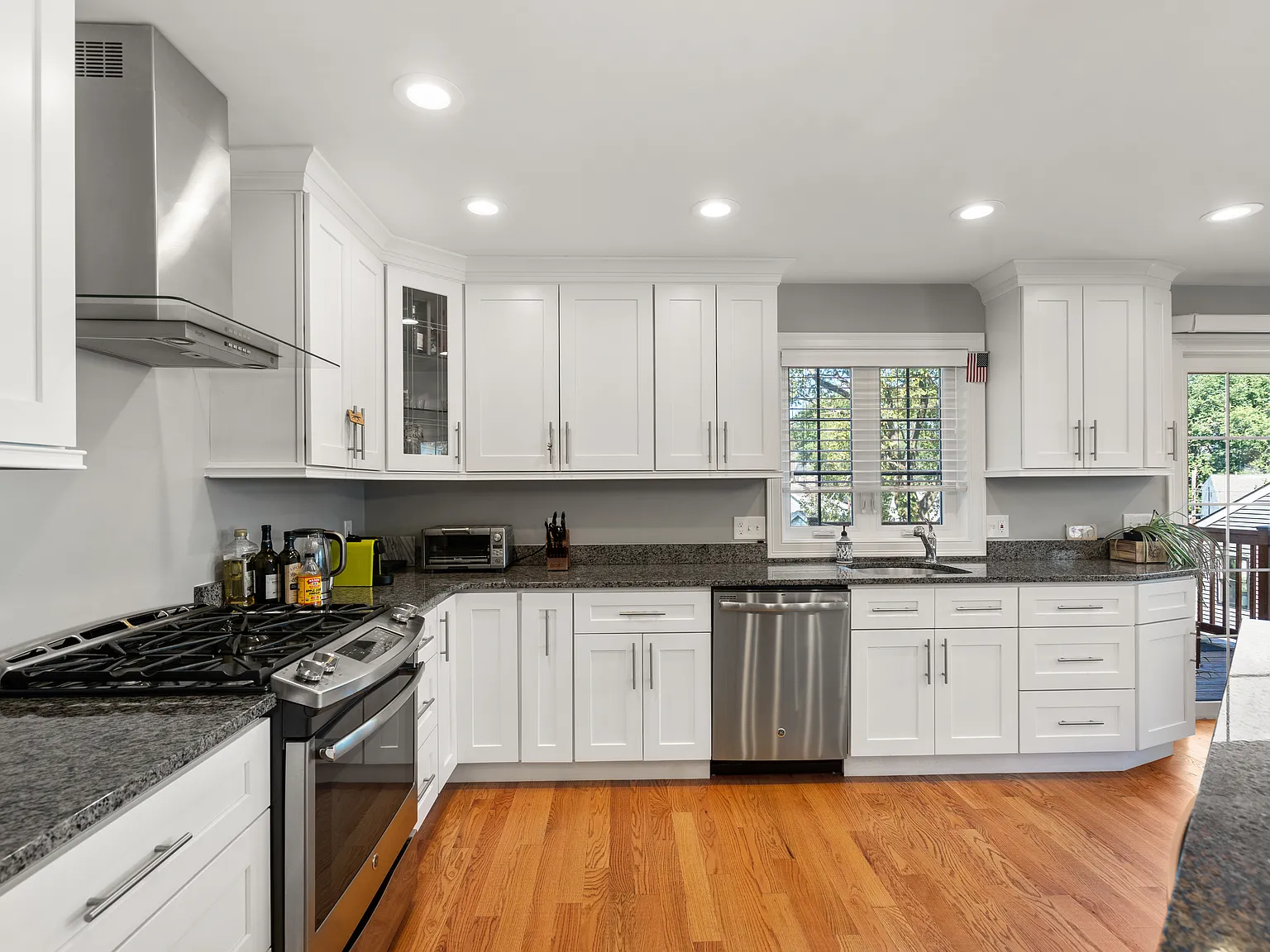3 bed, 3.5 bath, 2060 sqft, $5,600 — Photo 4