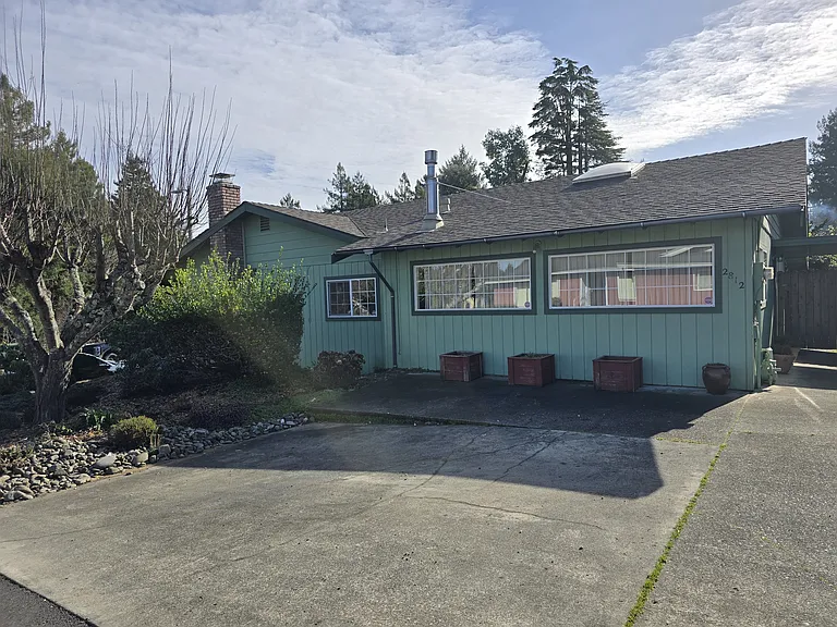 2812 Harrison Ave — Photo 2