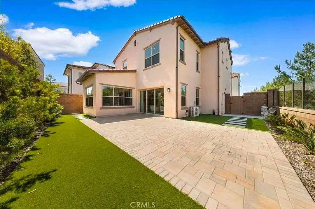 3 bed, 2.5 bath, 2170 sqft, $6,500 — Photo 2