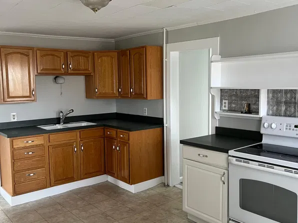 11 N Main St APT 2, West Boylston, MA 01583
