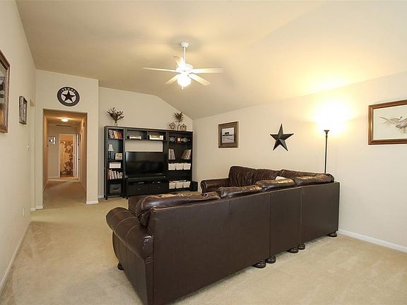 Family room with 10' ceiling.