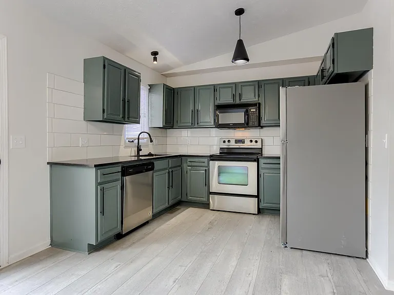 240 N 1st St #11 — Photo 5