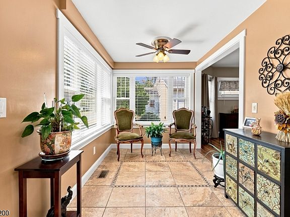 4th image of 833 Livingston Rd