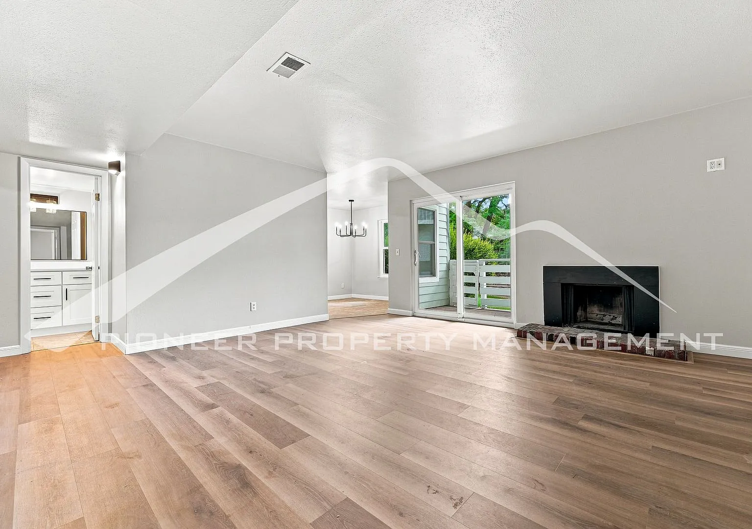 Spacious Condo with Central AC and Washer/Dryer — Photo 3