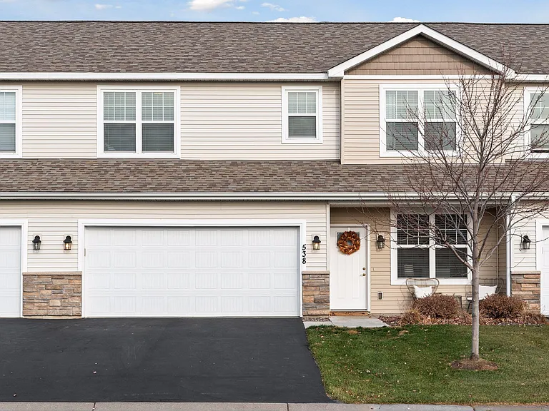 538 Tiffany Ln — Photo 2
