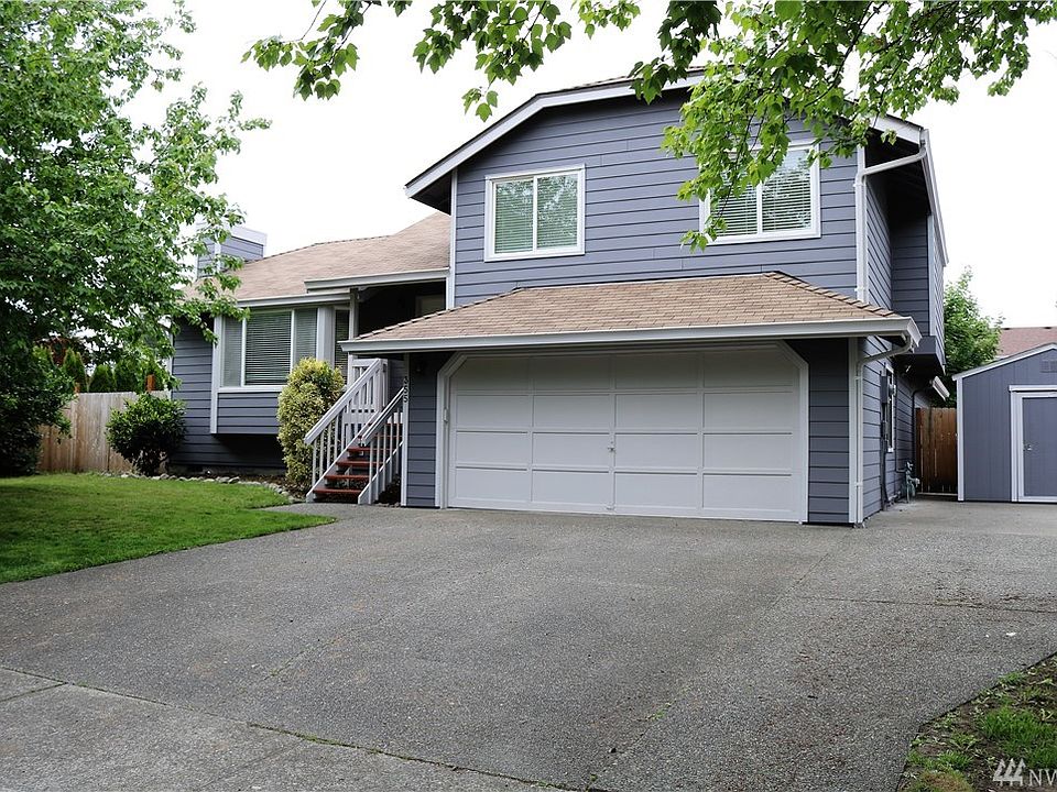 Beautiful home close to downtown Enumclaw! Newly painted and Extra RV Parking space!