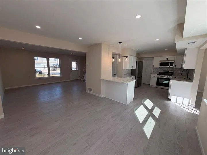 4 bed, 1.5 bath, 1988 sqft, $3,000 — Photo 2