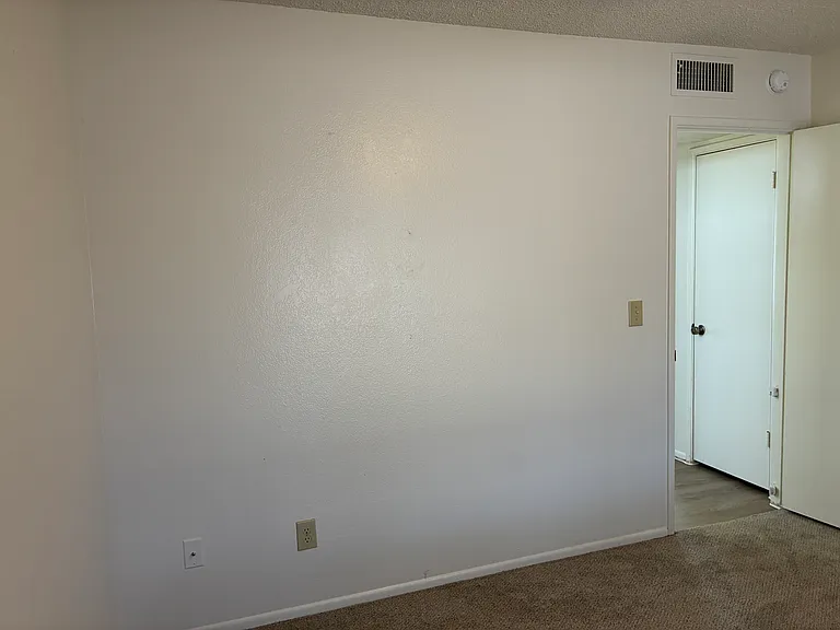 3672 W Oakland St — Photo 30
