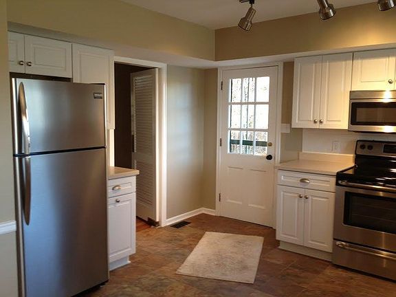 3rd image of 3413 Belvoir Dr