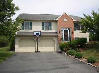 135 Apple Tree Ln, Mount Wolf, PA 17347
