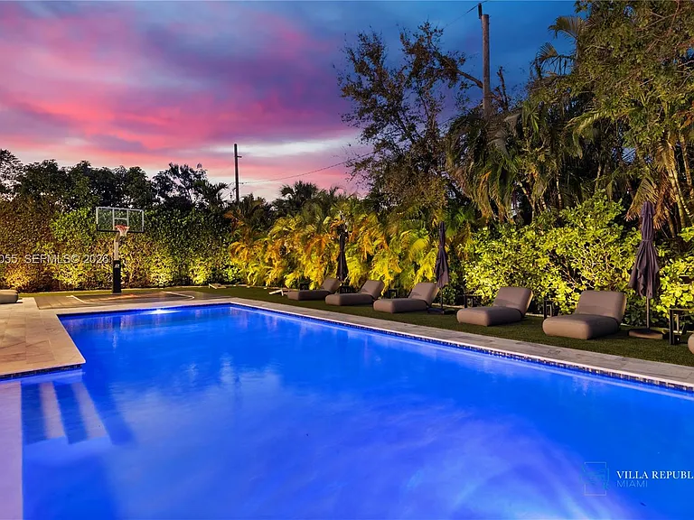 1941 NE 196th Ter — Photo 3