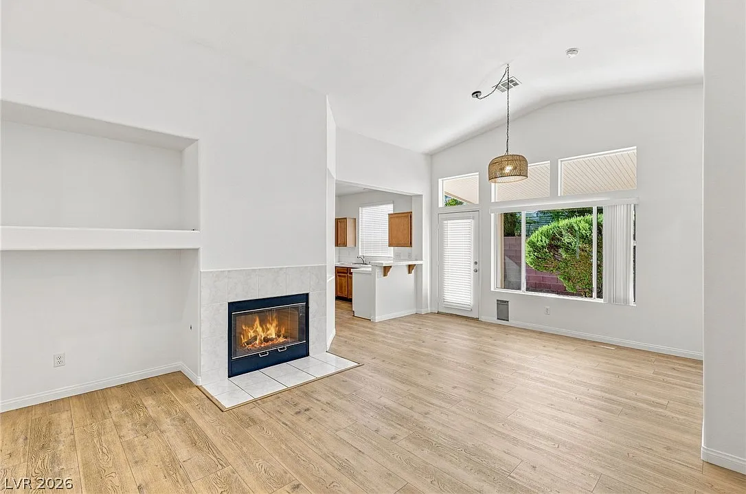 3 bed, 2.0 bath, 1273 sqft, $2,200 — Photo 3
