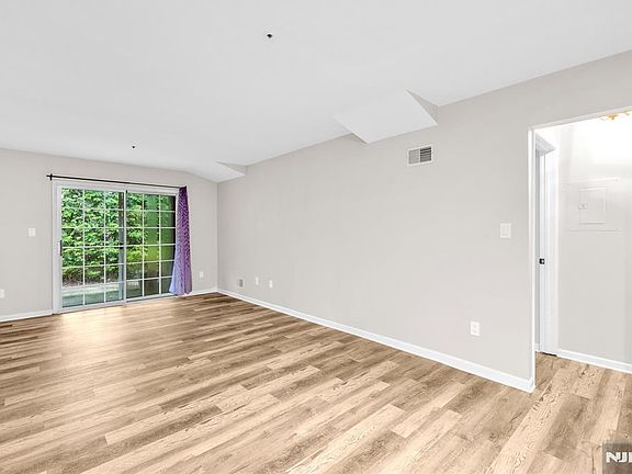 5th image of 350 Cambridge Dr