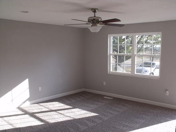 4th image of 218 Henderson Dr