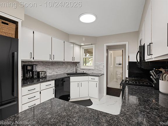 4th image of 2278 Greenview Dr