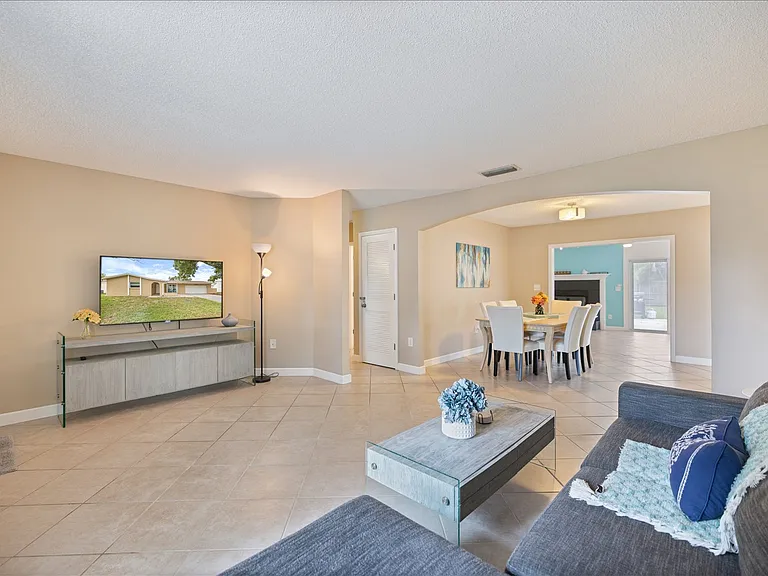818 Plum Tree Ln — Photo 14