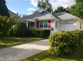 17 Avon Rd, Hewlett, NY 11557