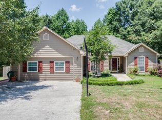 1035 Coveview Cir, Hoschton, GA 30548