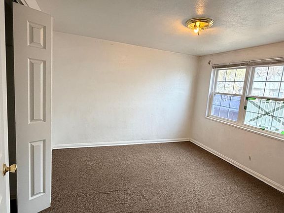 2nd image of 916 N Prairie Ave
