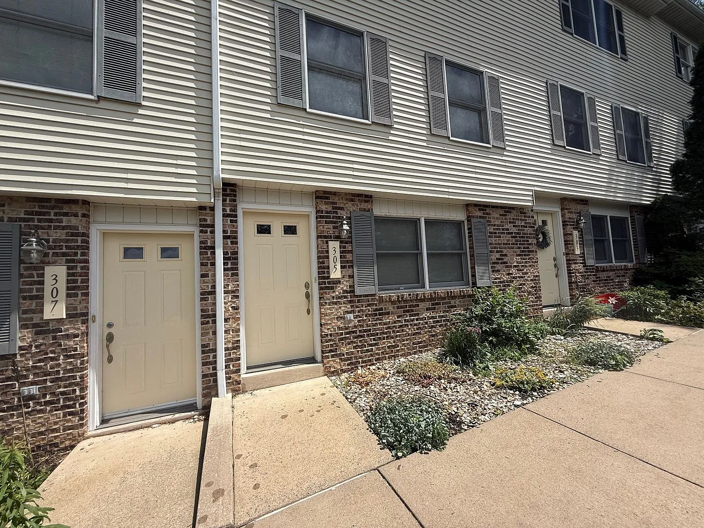 Secluded Two Bedroom Townhome Minutes from Penn State! — Photo 3