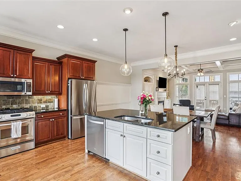 805 Highland Green Way NE — Photo 3