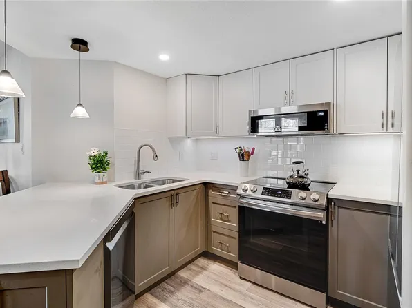 930 Yates St #402, Victoria, BC V8V 4Z3