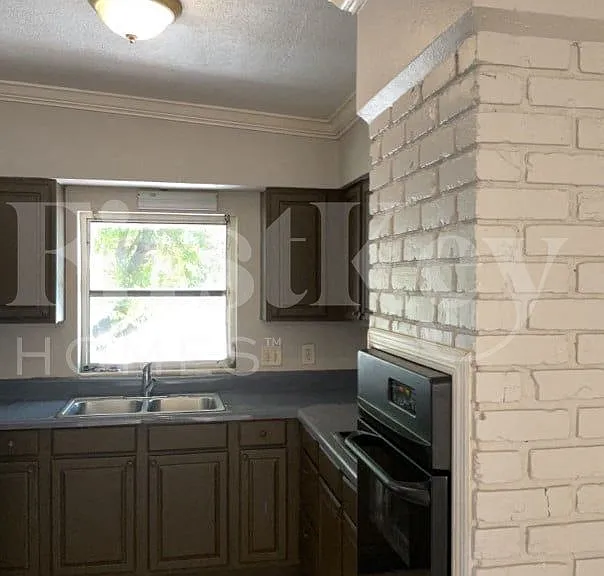 1324 N Powers Dr — Photo 4