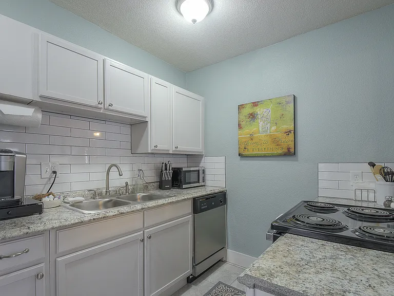 720 & 722 W 37th St — Photo 7