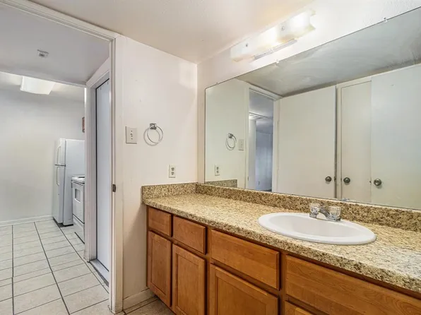 3045 Walnut Bend Ln APT 33, Houston, TX 77042