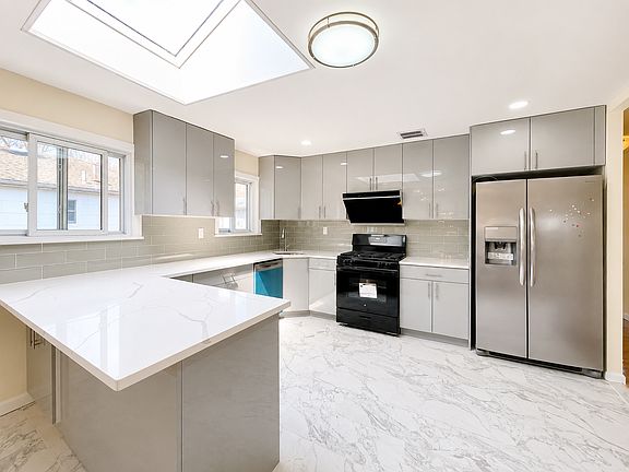 3rd image of 209 Paulding Ave Floor 1