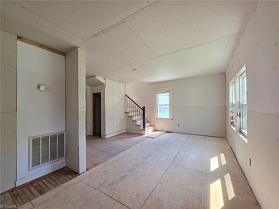 3rd image of 209 N 6th Ave