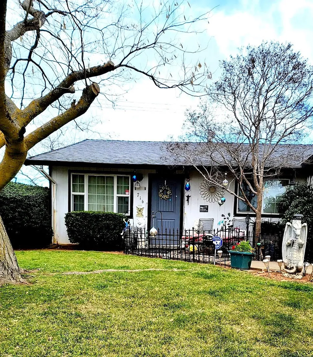 716 Crosby Ln photo 1